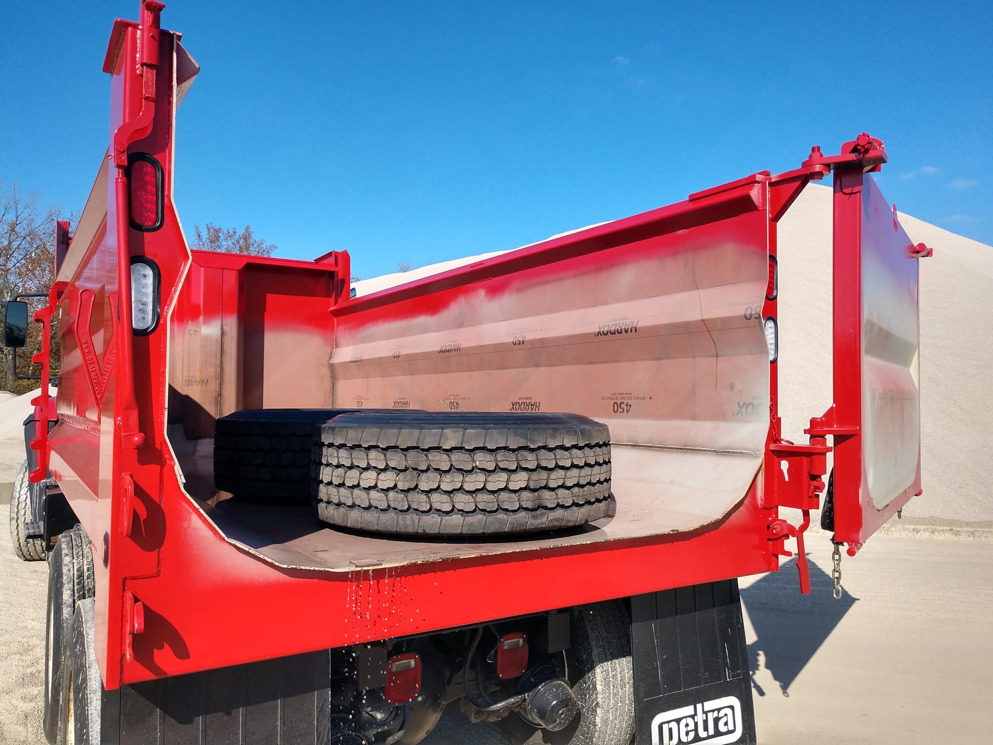 NeuStar Star Model elliptical dump body featuring innovative lightweight design for maximum payload efficiency